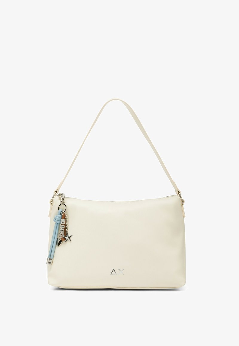 Schultertasche in Cremefarbe mit silbernem Reißverschluss, blauen und silbernen Schlüsselanhänger-Anhängern sowie einem kleinen silbernen Logo auf der Vorderseite.