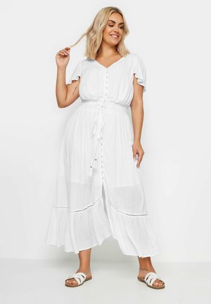 Witte maxi-jurk met korte, gerimpelde mouwen, knoopsluiting aan de voorkant, koordtaille en gelaagde zoom. Heeft een textuurstof en een subtiel patroon.