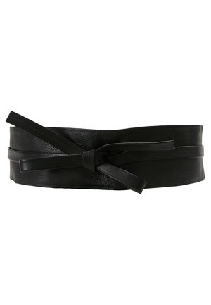Ceinture en cuir noir avec une texture lisse, de conception large et de longs liens, attachée en un nœud à l'avant, mettant en valeur une élégance simple.