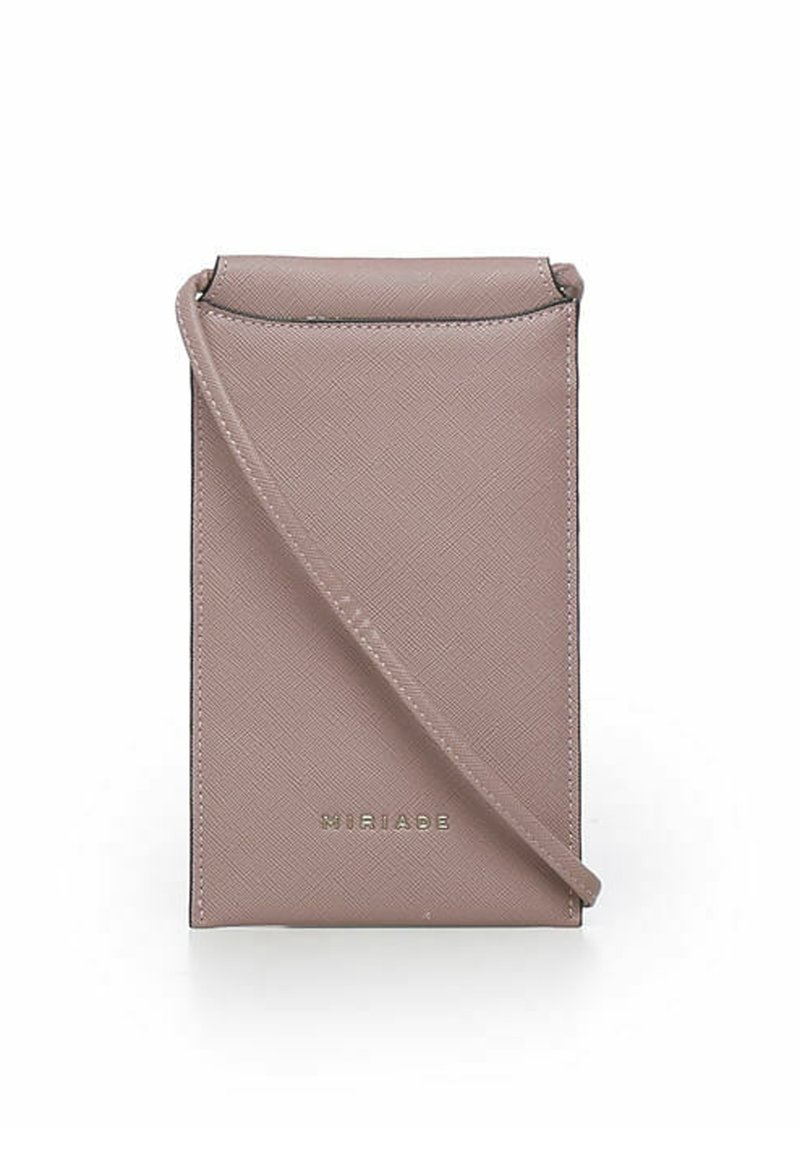 Bolso bandolera de imitación cuero en color rosa con superficie texturizada, cierre de solapa en la parte superior y logotipo dorado en la parte inferior. Incluye una correa ajustable.