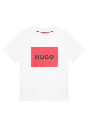 Weißes T-Shirt mit kurzen Ärmeln und Rundhalsausschnitt, mit einem großen roten Quadrat auf der Brust und dem Schriftzug "HUGO" in fetten schwarzen Buchstaben innerhalb des Quadrats.