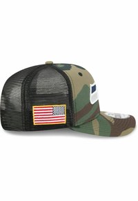 Tarnfarbenes Baseballcap mit Netzrücken, das ein gesticktes Patch der amerikanischen Flagge an der Seite aufweist. Die Vorderseite hat ein strukturiertes Design und einen gebogenen Schirm.