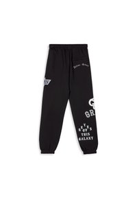 Zwarte sweatpants met een elastische tailleband, zijzak en verschillende bedrukte graphics in het wit, waaronder tekst en logo's. Omgeslagen enkels.