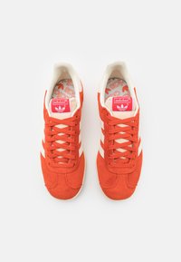 adidas Originals GAZELLE - Športni copati - preloved red/off-white/cream white