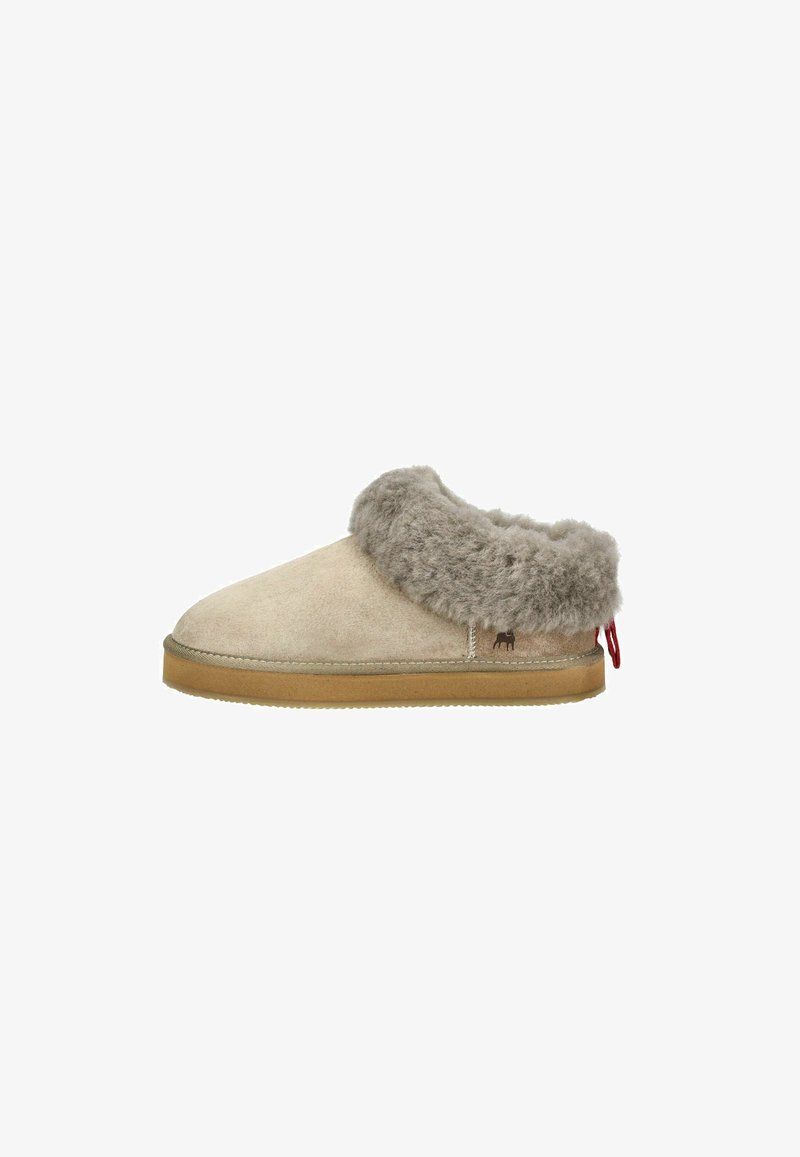 Chausson en daim beige avec large bord en fourrure grise, semelle en caoutchouc, petit logo de cheval et languette en tissu rouge à l'arrière.