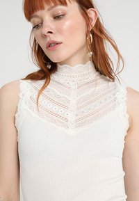 Rosemunde BENITA mleczny