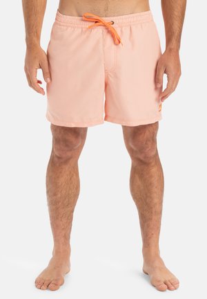 Bañador para hombre en melocotón claro con finas rayas blancas. Presenta una cintura elástica con cordón y un pequeño parche de logo en el dobladillo.