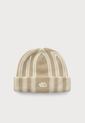 Gorro de malha bege com riscas verticais brancas e uma aba dobrada, apresentando um emblema da The North Face.