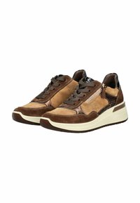 Sneakers marroni realizzati con un mix di suede e pelle liscia, lacci testurizzati e una suola bianca a contrasto con un dettaglio della cerniera.
