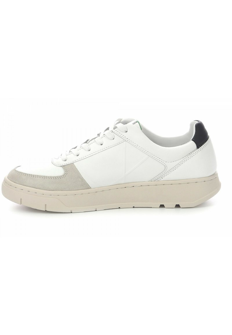 Sneaker bianche in pelle con dettagli in suede grigio, punte arrotondate e suola in gomma crema. Presentano un design con lacci e dettagli neri sul tallone.