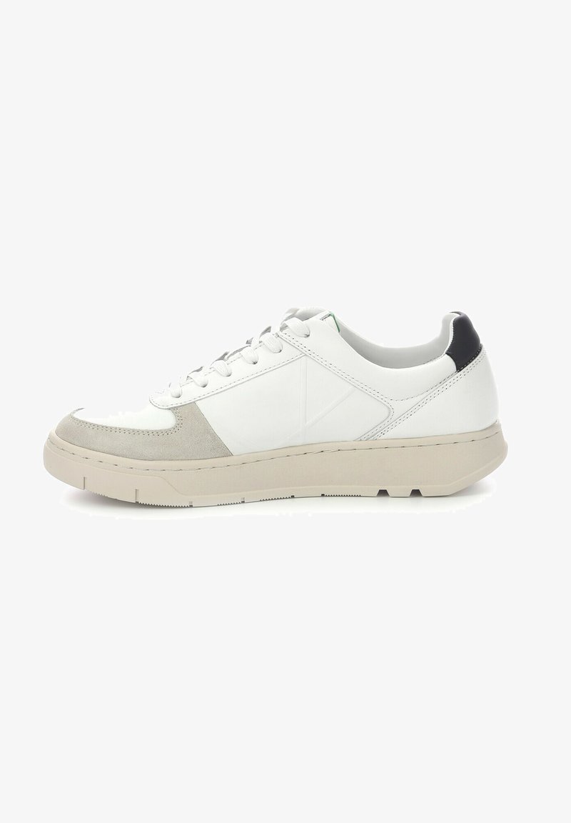 Sneaker bianche in pelle con dettagli in suede grigio, punte arrotondate e suola in gomma crema. Presentano un design con lacci e dettagli neri sul tallone.