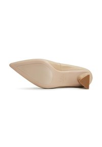 Beige korkokenkä, jossa on terävä kärki. Teksturoitu kumipohja ja kolmiomainen korko; minimalistinen esteettisyys ja sileä nahkapinta.