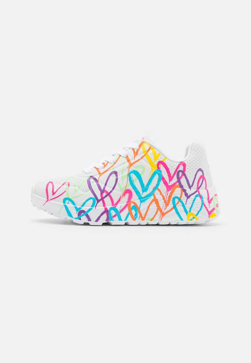 Baskets blanches avec des motifs de cœurs colorés en rose, orange, bleu et violet. Comprennent des lacets, des accents perforés et une semelle texturée.