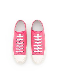Rosa kanvasgymnastikskor med vita gummisulor och snörning. Cirkulära öljetter och en texturerad rosa ovandel, med en vit tåhuvud.