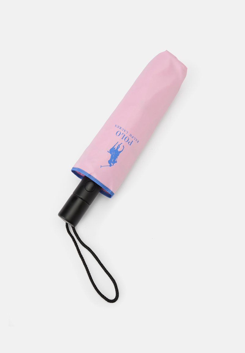 Sammenleggbar rosa paraply med svart håndtak, med blå detaljer og en logo-design. Inkluderer et svart håndleddsbånd for enkel bæring.