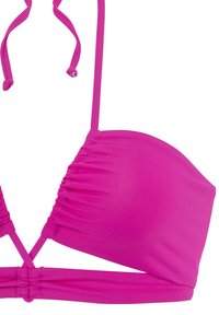 Živý ružový bikiny top s nastaviteľnými popruhmi, zhromaždenou textúrou a klasickým trojuholníkovým dizajnom, ktorý má pásku cez spodnú časť.