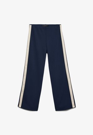 Tmavě modré široké kalhoty s bílými bočními pruhy, elastickým pasem a hladkou texturou látky, natažené na bílém pozadí.