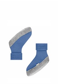 Niebieskie tekstylne kapcie z szarym filcowym spodem, o wysokości do kostek, z dzianinowym mankietem dla dodatkowego komfortu oraz antypoślizgową teksturą.