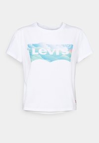 Vit bomullströja med en grafisk design i blått och grönt med Levi's logotyp över bröstet. Kort ärm och avslappnad passform.