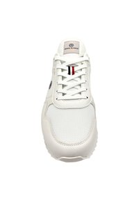 Witte sneaker met een gestructureerde mesh bovenkant en glanzende leren accenten. Heeft ronde veters, een logo op de tong en een gestreept detail in rood en blauw.