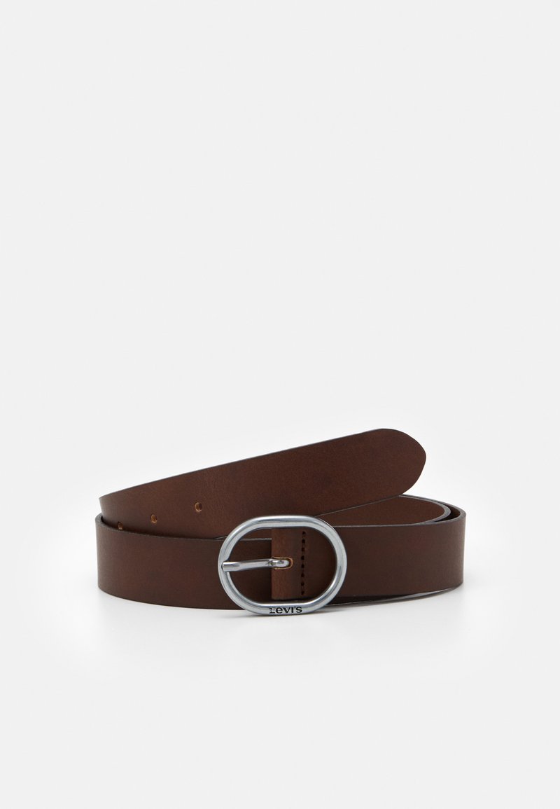 Ceinture en cuir marron avec une boucle circulaire métallique, texture lisse, une série de trous pour des ajustements, et un design minimaliste.