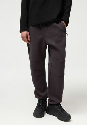 - Spodnie treningowe