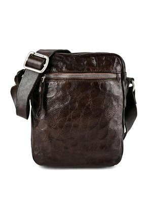 Donkerbruine leren crossbodytas met een gestructureerde afwerking, voorvak met rits en verstelbare band met een zilveren gesp.