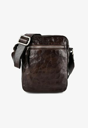 Sac bandoulière en cuir marron foncé avec finition texturée, poche avant zippée et sangle réglable avec boucle argentée.