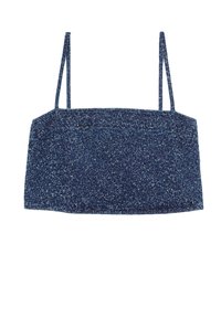 Námořnická modrá crop top s tenkými ramínky, vyrobená z texturované tkaniny s jemným tečkovaným vzorem. Rovný lem.