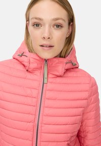 Rosa gesteppte Pufferjacke mit hohem Kragen, Frontreißverschluss und Kordelzügen an der Kapuze. Glatte Textur und leichtes Design.