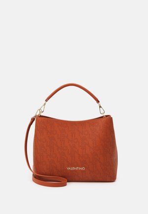 Sac à main en cuir orange avec motif en relief du logo Valentino, quincaillerie dorée et silhouette incurvée. Comprend une poignée supérieure et une bandoulière réglable.