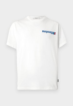 Λευκό βαμβακερό T-shirt με το λογότυπο "Replay" σε μπλε χρώμα στο στήθος; χαλαρή εφαρμογή με κοντά μανίκια και στρογγυλή λαιμόκοψη.