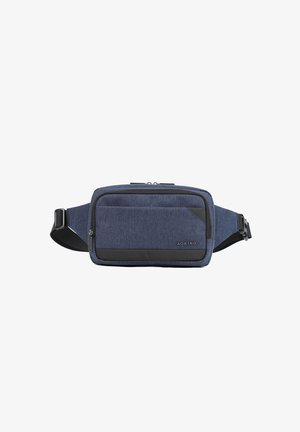 Sac bandoulière en tissu bleu avec des accents noirs, fermeture éclair, bandoulière réglable et poche frontale pour le rangement.