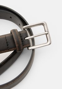 Mustakankainen nahkavyö, jossa on teksturoitu pinta, varustettuna hopeanhohtoisella suorakulmaisella soljella ja useilla rei'illä säätämistä varten.