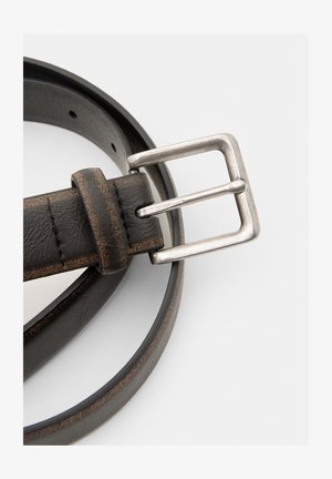 Sort læderbælte med en tekstureret overflade, udstyret med en sølv rektangulær spænde og flere hak til justering.