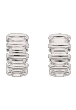 Para srebrnych kolczyków w kształcie kółek z nałożonym, prostokątnym wzorem i gładkim, polerowanym wykończeniem na białym tle.