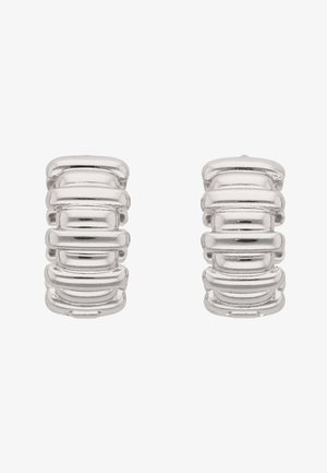 Set zilveren creolen met een gestapeld, rechthoekig staafontwerp en een glad gepolijste afwerking tegen een witte achtergrond.