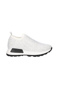 Zapatillas blancas estilo slip-on con un upper texturizado que presenta acentos plateados, una suela de goma negra y una pestaña trasera para facilitar su colocación.