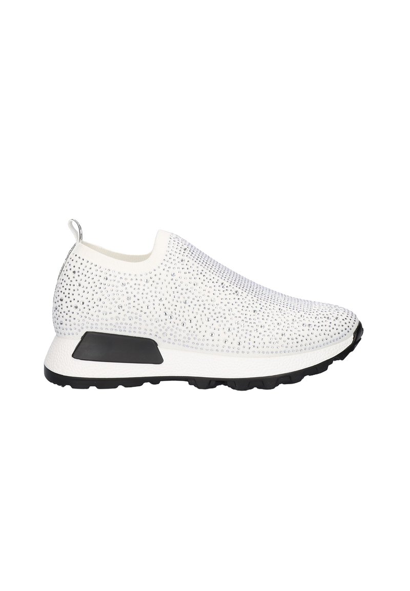 Zapatillas blancas estilo slip-on con un upper texturizado que presenta acentos plateados, una suela de goma negra y una pestaña trasera para facilitar su colocación.