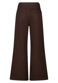 Bruine broek met brede pijpen en een gladde textuur, voorzien van dubbele achterzakken en een tailleband op middenhoogte. Contrasterende stiksels langs de naden.