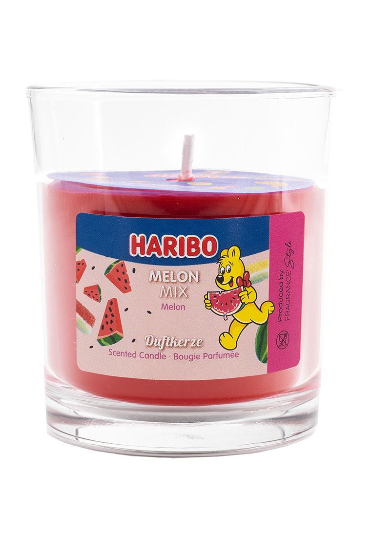 Vela aromática en un soporte de cristal transparente. Cera rosa con una parte superior azul. La etiqueta presenta gráficos de un oso de dibujos animados y sandía. Fragancia: mezcla de melón.