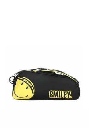 Zwarte sporttas met gele smiley, tekst "prince" in het gezicht en het "SMILEY" logo, met bijpassende gele en zwarte schouderriem.