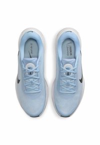 Zapatillas deportivas de color azul claro, hechas de malla, con un logo de swoosh negro, diseño de cordones y un collar acolchado con el texto "just do it" en el interior.