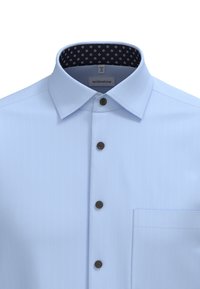 Camicia button-up azzurro chiaro, con texture, tasca e bottoni marroni; fodera interna del colletto a fantasia scura; etichetta visibile.