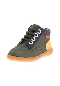 Botín de cuero verde hasta el tobillo con acentos en azul marino, ojales redondos de plata y suela de goma marrón; presenta un talón y cordones en contraste en color beige.