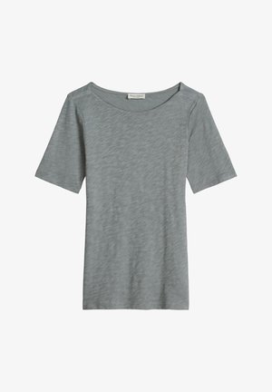 T-shirt gris clair à manches courtes, col rond, avec une texture chinée subtile et une petite étiquette de marque à l'encolure.
