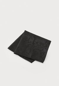 Pañuelo de bolsillo de seda negro con un intrincado patrón de paisley, que presenta una textura suave y bordes bien doblados.