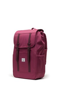 Tmavě červený batoh s obdélníkovým tvarem, včetně nastavitelných hnědých popruhů a přední kapsy. Vyroben z odolné tkaniny, s polstrovaným zadním dílem.