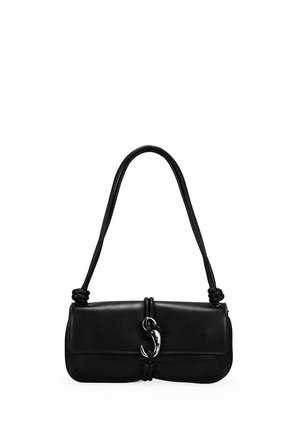Bolso de hombro de cuero negro con detalles de correas anudadas y cierre de gancho plateado en el centro frontal.