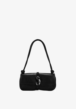 Bolso de hombro de cuero negro con detalles de correas anudadas y cierre de gancho plateado en el centro frontal.